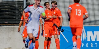 Thije Bakker en Pepijn van der Valk na een doelpunt van Jong Oranje. Foto: Worldsportpics/Bart Scheulderman