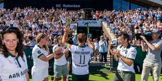 Een jaar geleden nam Hertzberger na zijn laatste wedstrijd afscheid van het publiek. Foto: Willem Vernes