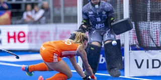 De 2-0 waarbij Joosje Burg de bal over de linkerschouder van de Australische keepster Jocelyn Bartram in het doel jaagt. Foto: Willem Vernes