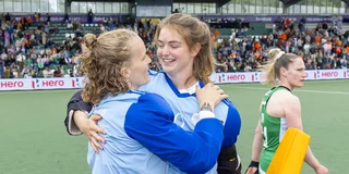 Anne Veenendaal feliciteert Babette Backers met haar debuut in Oranje. Foto: Willem Vernes