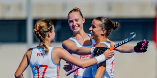 Imke Verstraeten krijgt de felicitaties na haar doelpunt tegen Duitsland. Foto: Worldsportpics/Frank Uijlenbroek
