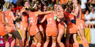 Jong Oranje Dames vieren de EK-winst in Terrassa in 2024. Foto: Worldsportpics/Frank Uijlenbroek