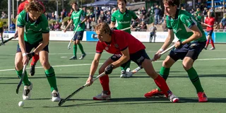 Sweder Koens aan de bal in de aanvallende cirkel. Foto: Jan Kruijdenberg.