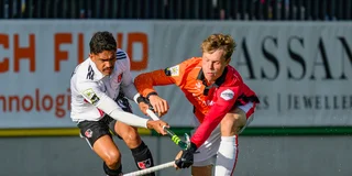 Duel tijdens Amsterdam - Oranje-Rood. 