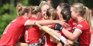 Blijdschap bij de dames van Hurley na het doelpunt tegen Tilburg. Foto: Willem Vernes
