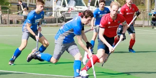 Duel om de bal tijdens Ring Pass-Nijmegen