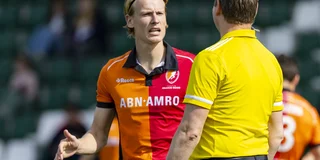 Joep de Mol vraagt een scheidsrechter om toelichting tijdens een wedstrijd in 2024. 