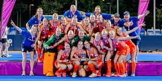 Jong Oranje Dames met de beker. Foto: Worldsportpics/Frank Uijlenbroek