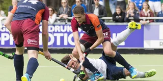 Jonas de Geus in duel om de bal, in het uitshirt van Almere in 2017.