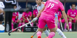 Derck de Vilder aan de bal tijdens zijn honderdste interland voor Oranje. Foto: Willem Vernes