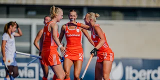 Maud van den Heuvel en Iris de Kemp vieren een doelpunt. Foto: Worldsportpics/Frank Uijlenbroek