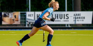Emma Sophie Hessler loopt met gebalde vuist terug naar naar team nadat ze Nijmegen met een strafbal op voorsprong heeft gezet.