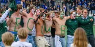 De fanclub van Rotterdam-speler Bouwe Buitenhuis. Foto: Bart Scheulderman